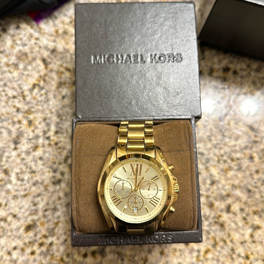Has some scratches on the face good condition